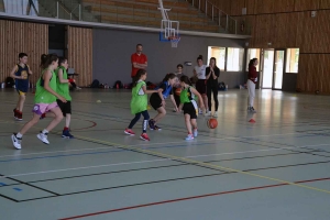 Retournac : de jeunes basketteurs de Haute-Loire en stage au gymnase