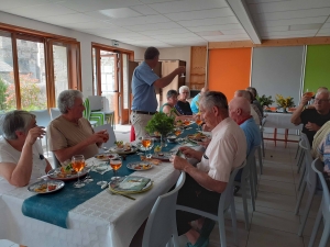 Saint-Julien-Molhesabate : les aînés réunis aurout de la table et sur la piste de danse