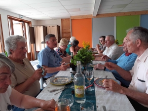 Saint-Julien-Molhesabate : les aînés réunis aurout de la table et sur la piste de danse
