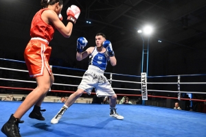 13 combats, des poings et de la sueur : le gala de boxe gagne des points au Puy-en-Velay