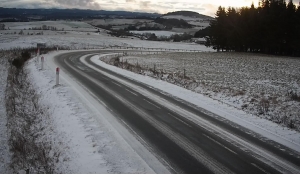 De la neige résiduelle et des plaques de verglas se déposent sur les routes