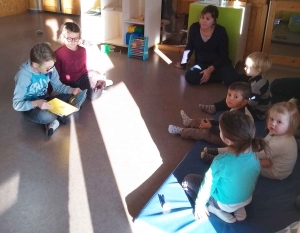 Retournac : des écoliers font la lecture aux bambins de la crèche