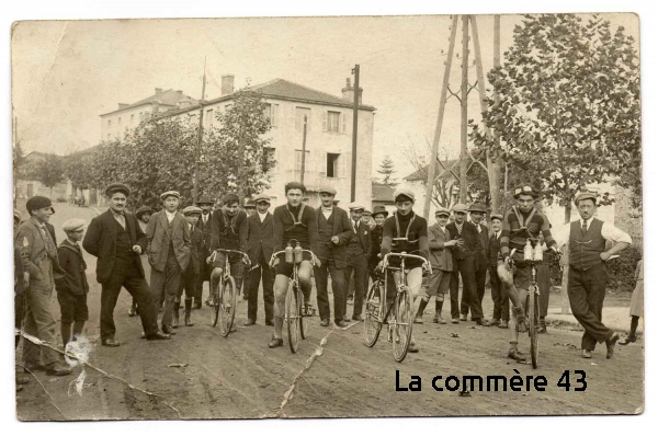 Une course de vélo en 1920|L&#039;école de jeune fille en 1922|La classe 1924|||