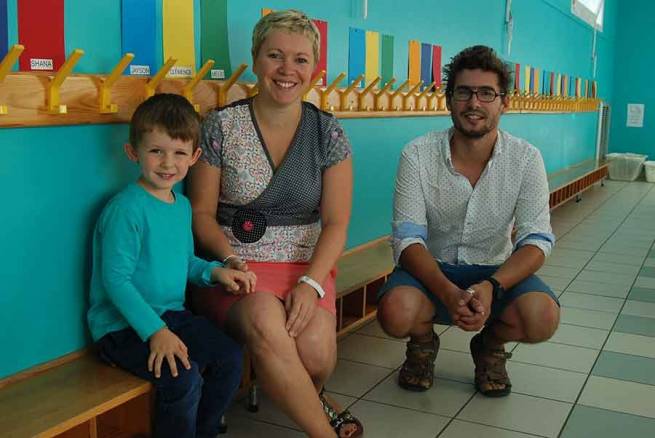 Charles Doucet 4 ans accompagné de son papa découvre sa nouvelle école guidé par la directrice Anne-Cécile Lhermet.|Les enseignants de l&#039;école publique d&#039;Yssingeaux.||