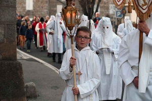 Tence : la procession des Pénitents blancs en photos