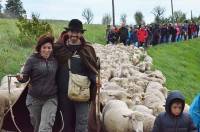 Yves Jouffrey et Christelle Lévy suivis par deux cents moutons et une centaine de marcheurs