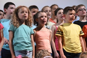 Dunières : les écoliers de Jacques-Prévert chantent en live avec une fanfare