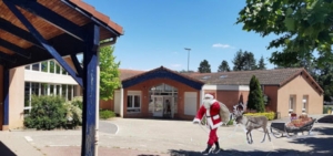 Bas-en-Basset : le Père Noël apporte des livres à l&#039;école maternelle Louise-Michel