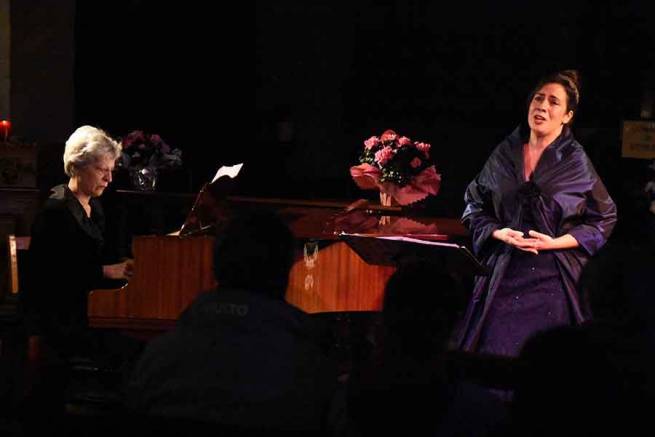 La mezzo soprano Florence Recanzone accompagnée par la pianiste Carol Lipkind.|||