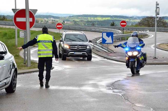 Plusieurs excès de vitesse ont été enregistrés vendredi sur la RN88.|Le colonel Patoux montre la carte des accidents graves en Haute-Loire depuis cinq ans.|Les gendarmes ont également procédé à des contrôles d&#039;alcoolémie vendredi.||