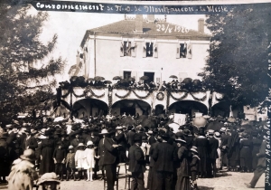 Photo prise en 1920 de la cour du château propriété de Pontbriand
