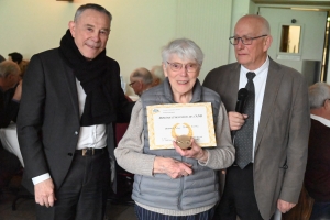 Les retraités de La Poste et France Telecom décorent une bénévole