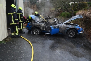 Une voiture de collection prend feu à La Séauve-sur-Semène