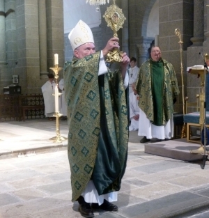 L&#039;évêque du Puy bénit la relique