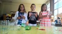 Les écoliers transforment des bouteilles plastiques en oeuvres d&#039;art