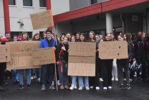 Aurec-sur-Loire : après une journée sans école, les parents occupent le collège public