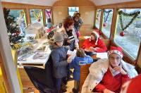 Les enfants ont posté leur lettre directement dans le train du Père Noël