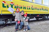 Les enfants ont posté leur lettre directement dans le train du Père Noël