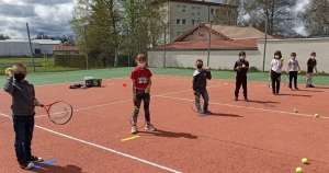 Montfaucon : les écoliers de Saint-Joseph se familiarisent avec le tennis