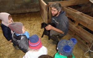 Le Mazet-Saint-Voy : une visite de bergerie pour les enfants de la crèche