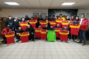 Sainte-Sigolène : l'équipe 2 de l'AGS foot reçoit de nouveaux maillots