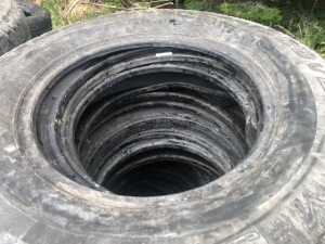 Col de la République : un camion en surcharge avec des pneus