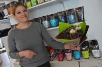 Charline Fayet compose des bouquets de bonbons et chocolats.