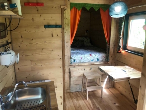 Bessamorel : un hébergement insolite dans une roulotte fait maison (vidéo)