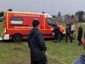 Insolite : les rugbymen de Tence poussent l&#039;ambulance des pompiers embourbée sur le terrain (vidéo)