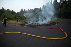 Un nouvel incendie lundi soir à Saint-Jeures, la végétation continue de brûler en Haute-Loire