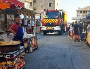 Yssingeaux : le camion de pompiers se fraie un chemin sur le marché