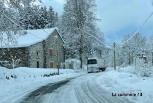 Accidents, routes fermées, bouchons : la neige a causé des difficultés sur les routes