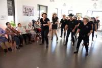 Les danseurs de country font le tour des services de l&#039;hôpital