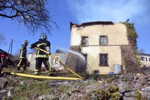 Sanssac-l&#039;Eglise : une maison en rénovation en feu