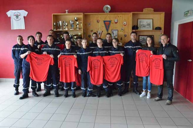 Trente t-shirts ont été offerts par Stéphane Pouyet (à droite).|Une information sur les drogues a été apportée par l&#039;adjudant Alain Levesque (à droite).||