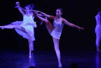 Les danseuses rendent hommage aux femmes