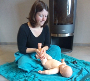 Montfaucon-en-Velay : Karen Ravassard anime des ateliers de massages pour bébé