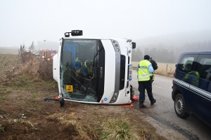 Un bus de ramassage scolaire se renverse à Monistrol-sur-Loire avec 14 enfants à bord