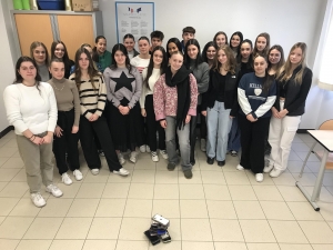 Addiction aux réseaux sociaux : des terminales du lycée Simone-Weil au Puy-en-Velay se mobilisent