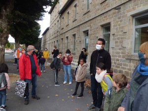 Chambon-sur-Lignon : des parents masqués pour accompagner les enfants à l&#039;école