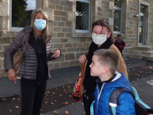 Chambon-sur-Lignon : des parents masqués pour accompagner les enfants à l&#039;école
