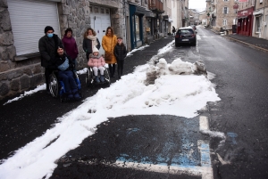 Tas de neige sur les places handicapées : des familles écrivent à la mairie à Tence