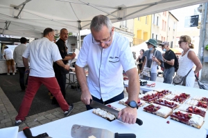 Les pâtissiers ont vendu 400 tartes aux fruits rouges sur le marché d&#039;Yssingeaux