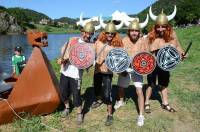 Les Vikings à côté de leur drakkar.