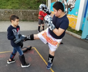 Puy-en-Velay : une initiation au kick-boxing en extérieur pour les jeunes du Val-Vert