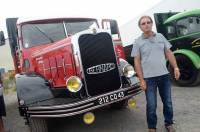 Serge Masson, le président de Auto Rétro Grazac, devant l&#039;un de ses camions de collection.