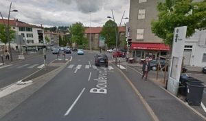 Puy-en-Velay : la voiture endommage un feu tricolore et un lampadaire