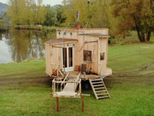 Saint-Vincent : une émission de télé a construit une cabane insolite aux Etangs du bord de Loire