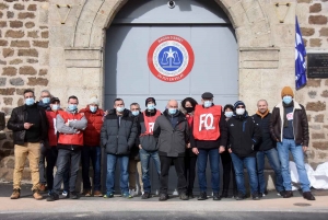 Un mouvement de grogne des surveillants devant la prison au Puy-en-Velay