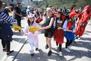 Aurec-sur-Loire : un millier de participants au Carnaval avant les vacances (vidéo + photos)